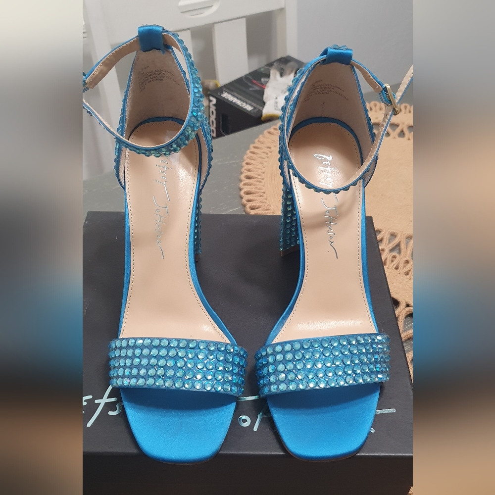 heels - Picture 2 of 3
